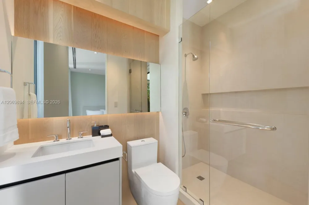 6015 Bay Rd Miami Beach, FL 33140