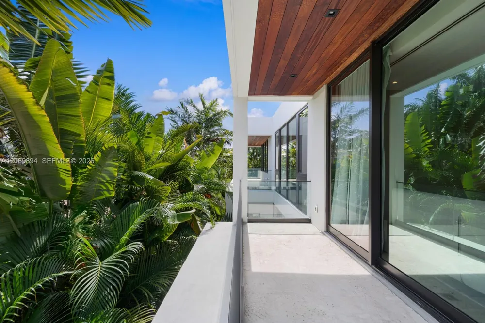 6015 Bay Rd Miami Beach, FL 33140