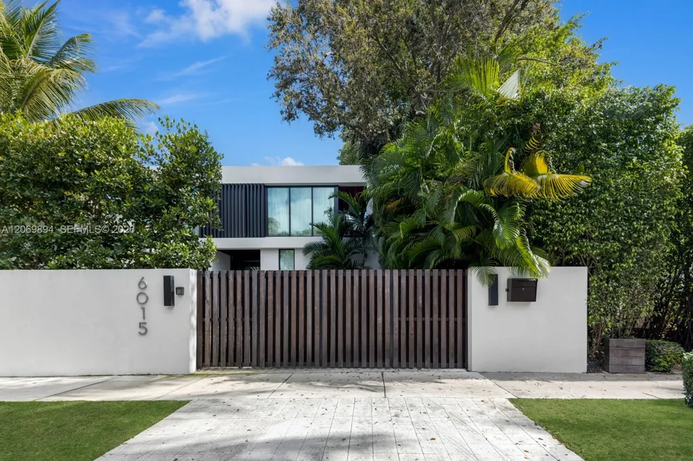 6015 Bay Rd Miami Beach, FL 33140