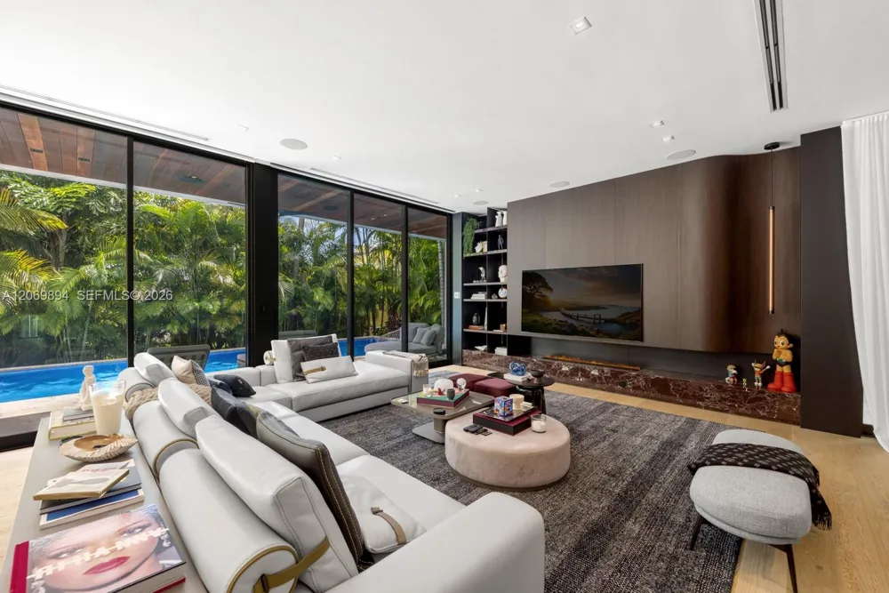 6015 Bay Rd Miami Beach, FL 33140