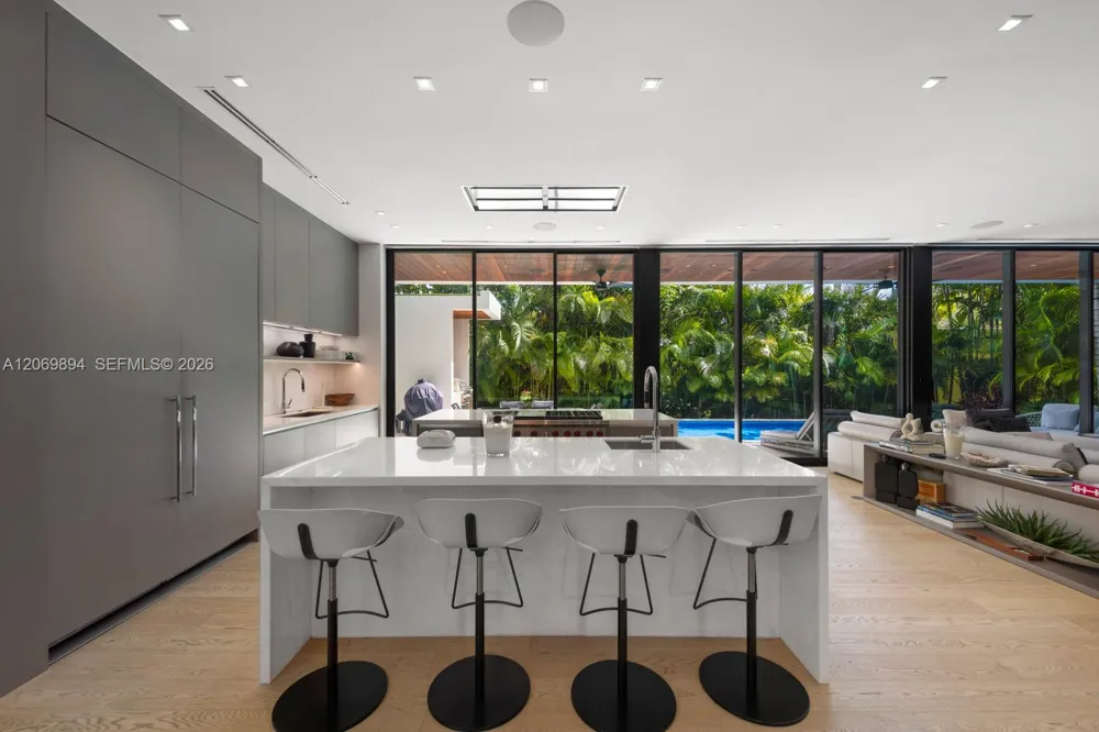 6015 Bay Rd Miami Beach, FL 33140