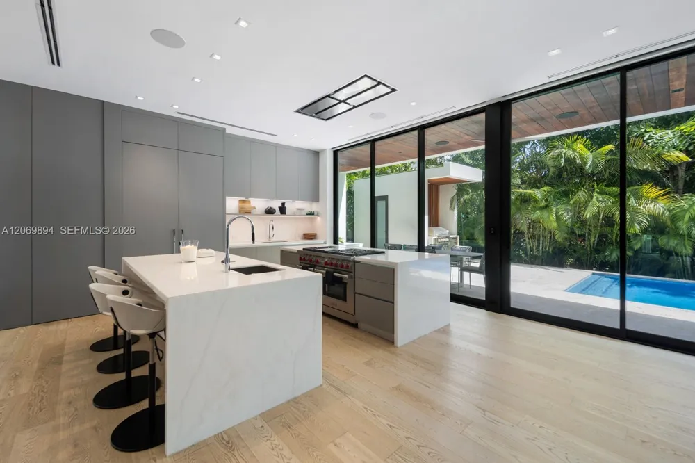 6015 Bay Rd Miami Beach, FL 33140