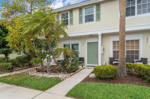 9925 NW 57th Manor