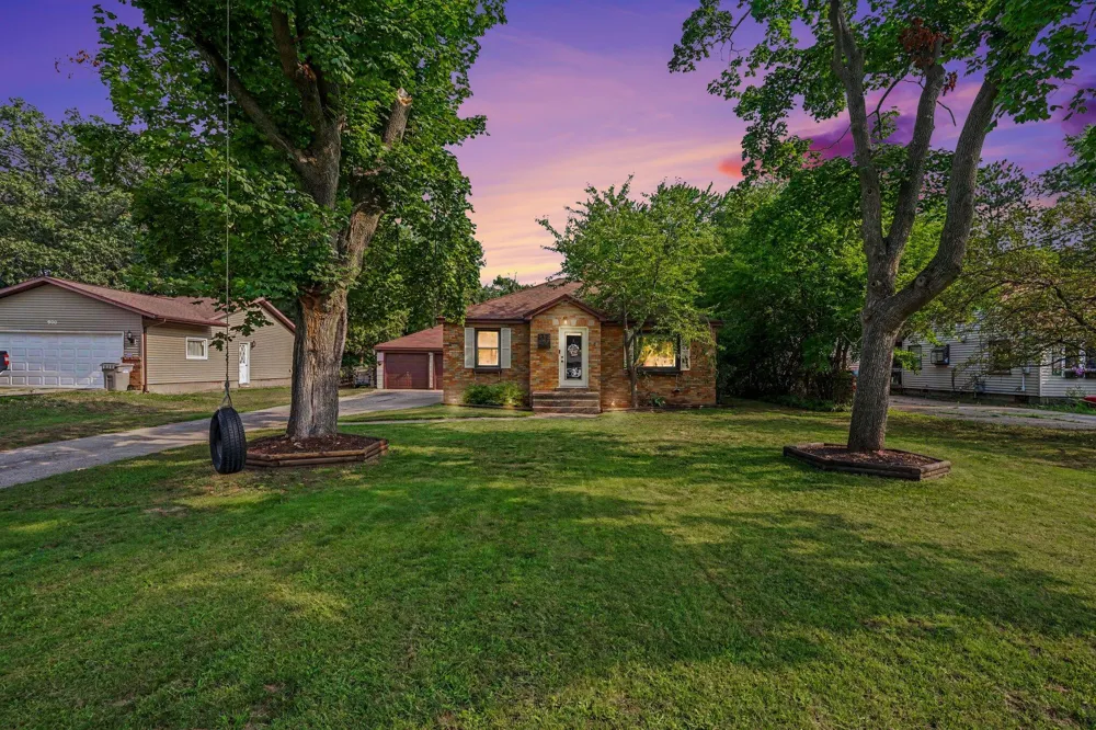 912 Wendover Boulevard Norton Shores, MI 49441
