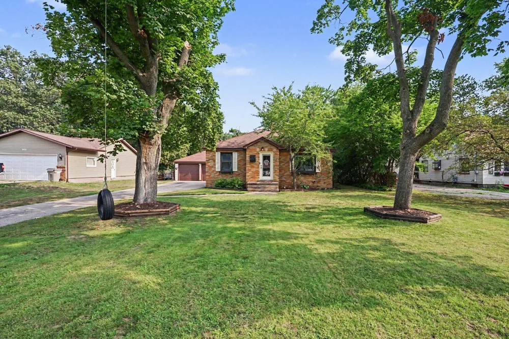 912 Wendover Boulevard Norton Shores, MI 49441