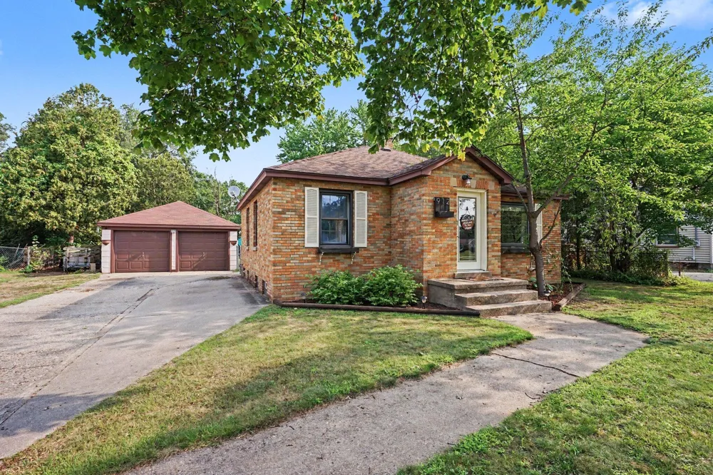 912 Wendover Boulevard Norton Shores, MI 49441