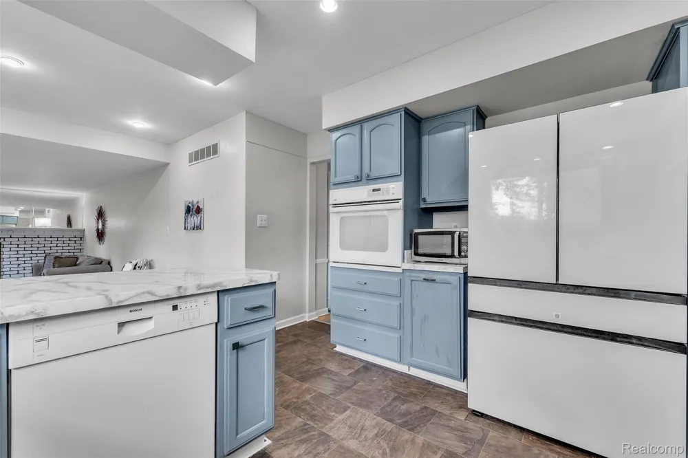 28595 San Carlos Street Southfield City, MI 48076