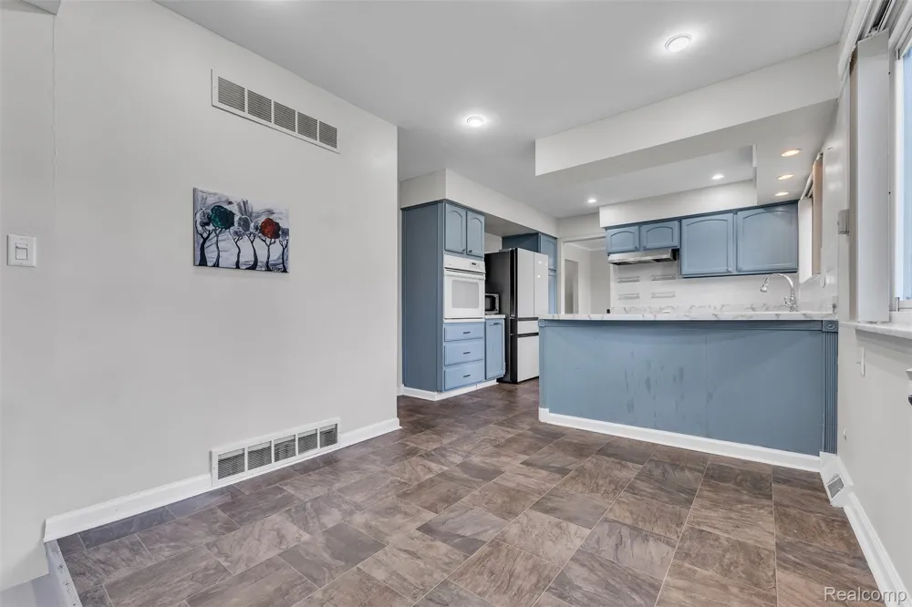 28595 San Carlos Street Southfield City, MI 48076