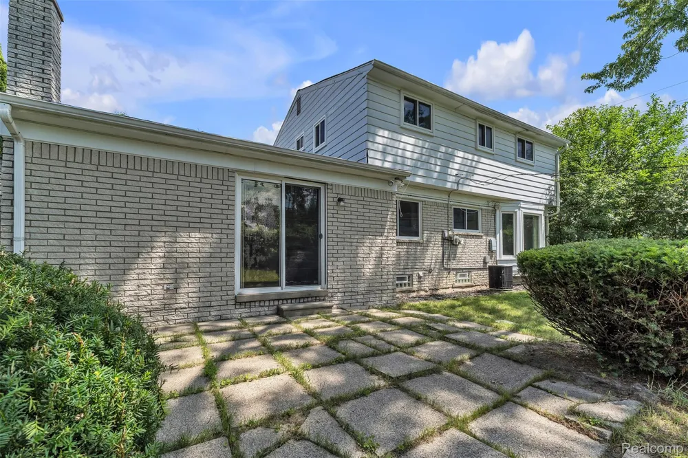28595 San Carlos Street Southfield City, MI 48076