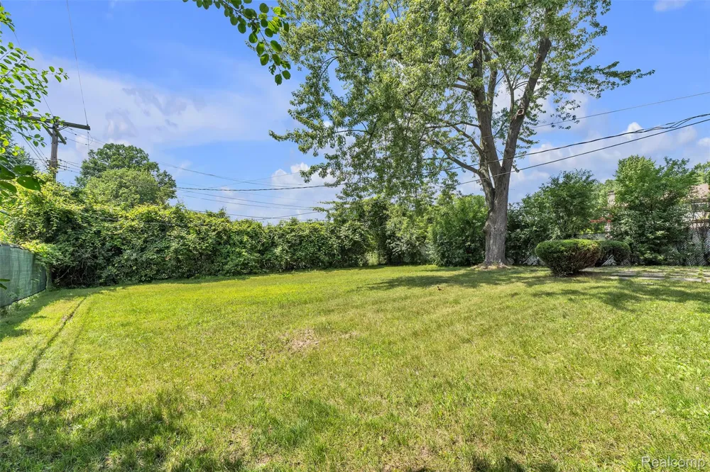 28595 San Carlos Street Southfield City, MI 48076