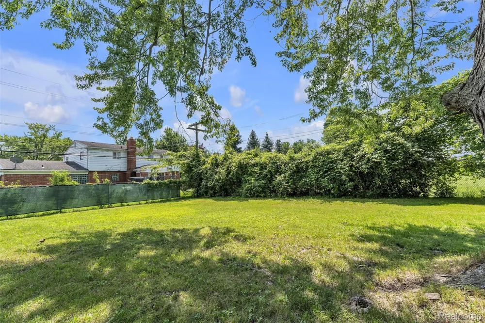 28595 San Carlos Street Southfield City, MI 48076