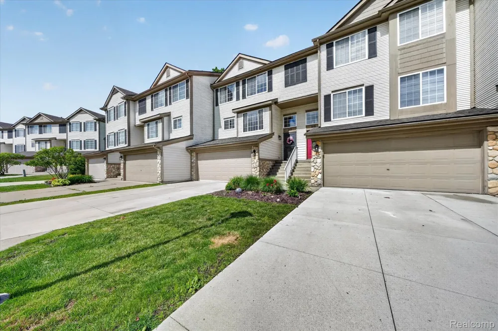 217 Oak Ridge Drive Pontiac City, MI 48341