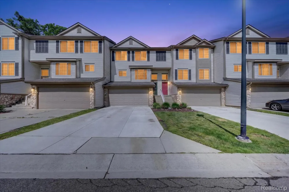 217 Oak Ridge Drive Pontiac City, MI 48341