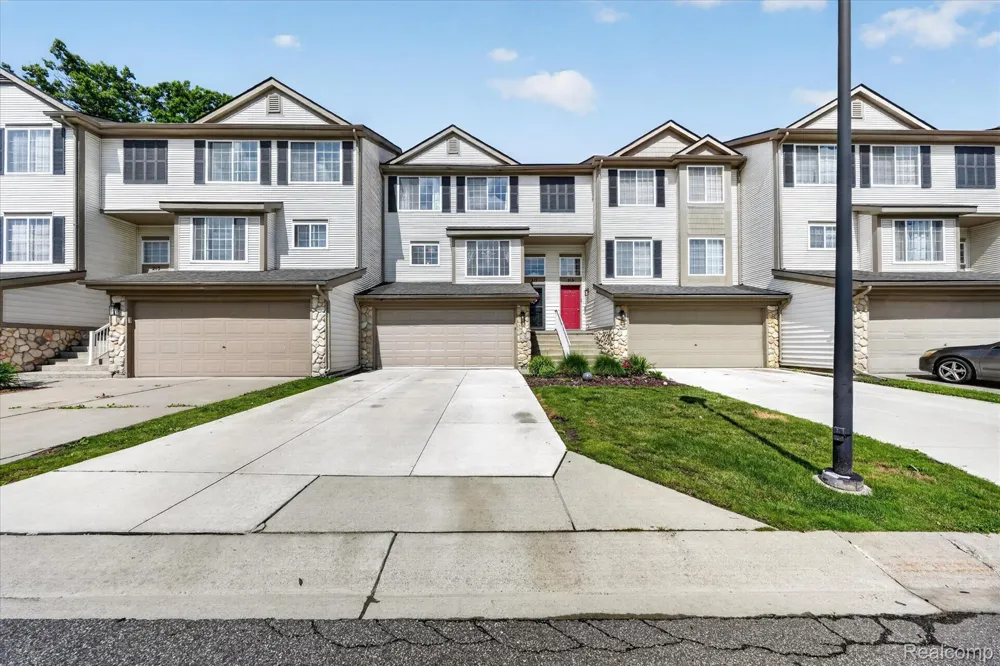 217 Oak Ridge Drive Pontiac City, MI 48341