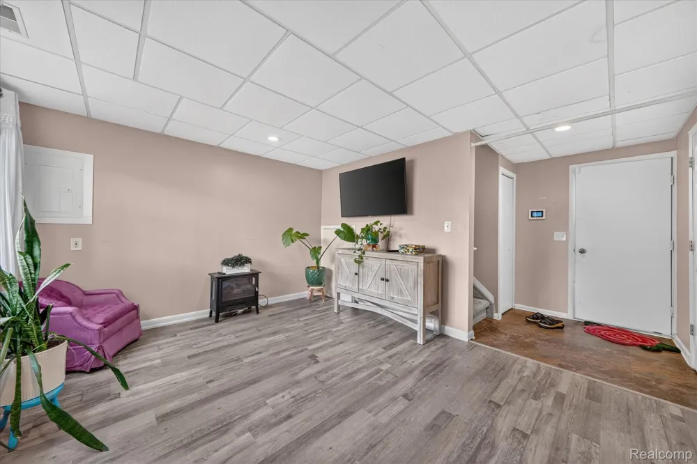 217 Oak Ridge Drive Pontiac City, MI 48341
