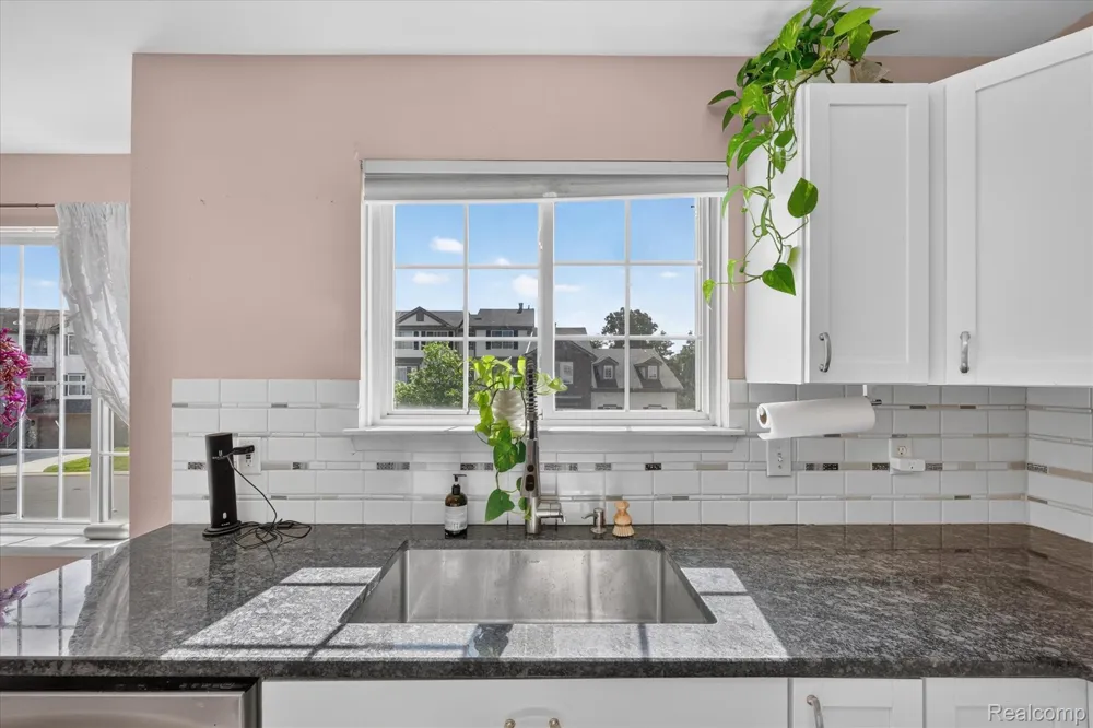 217 Oak Ridge Drive Pontiac City, MI 48341