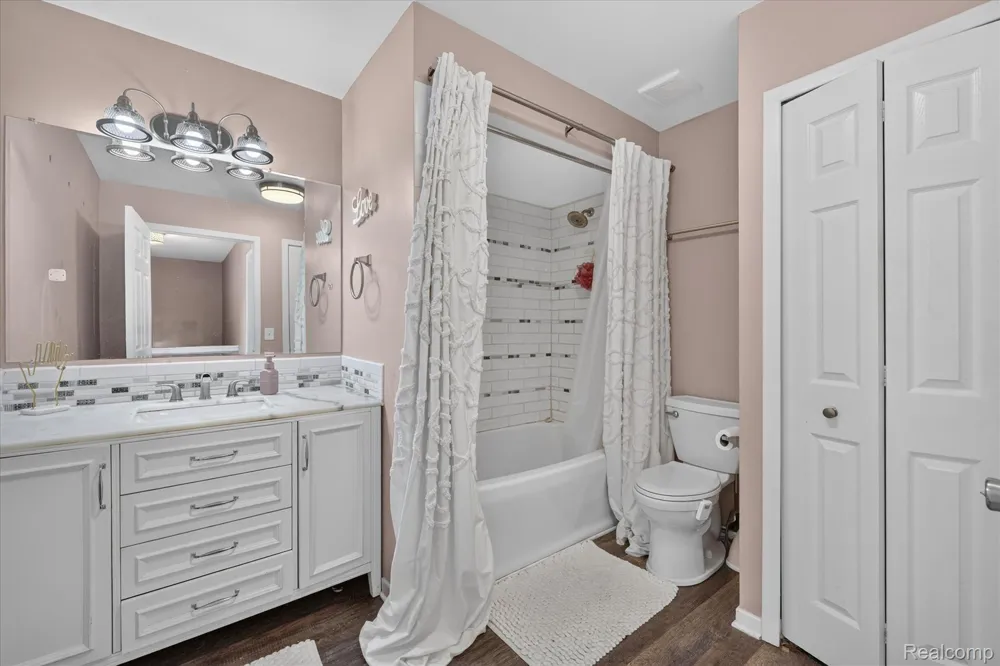 217 Oak Ridge Drive Pontiac City, MI 48341