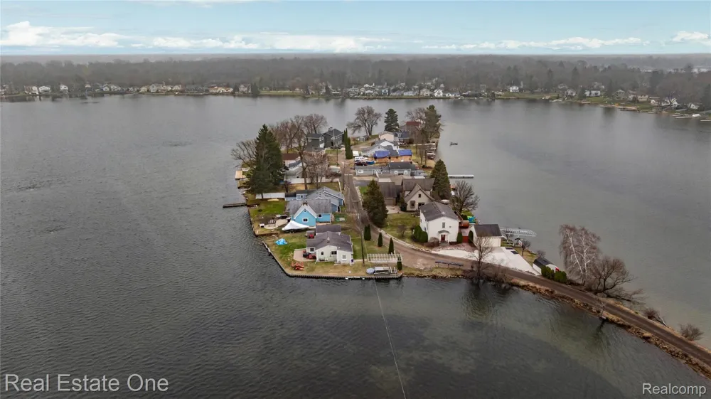 4262 Flynn Highland Charter Township, MI 48356