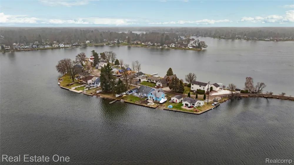 4262 Flynn Highland Charter Township, MI 48356