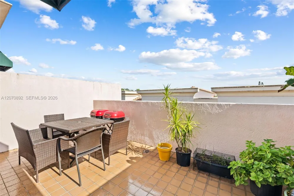 1033 NE 17th Way #1202 Fort Lauderdale, FL 33304