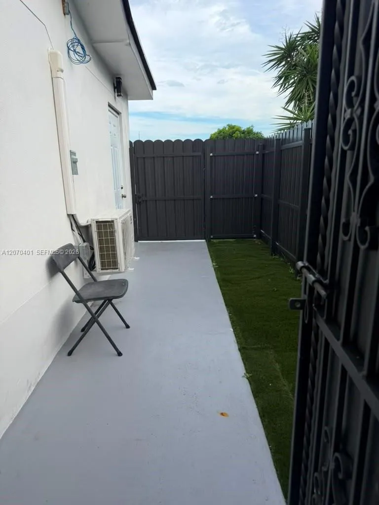 861 E 33rd St #1 Hialeah, FL 33013
