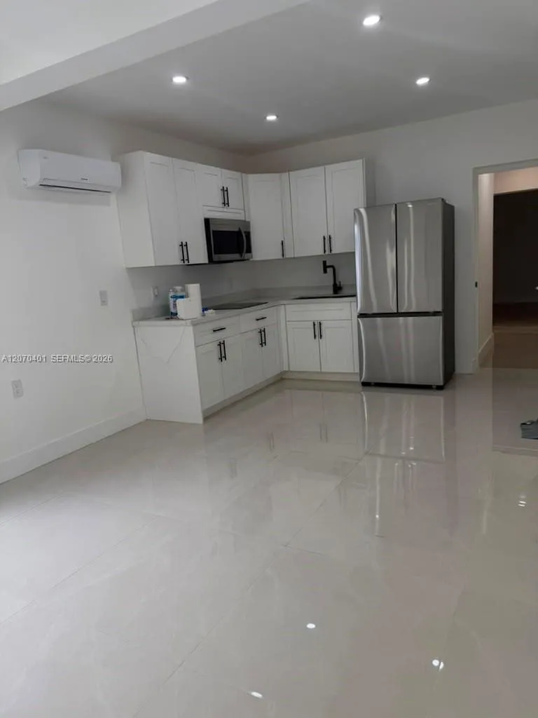 861 E 33rd St #1 Hialeah, FL 33013