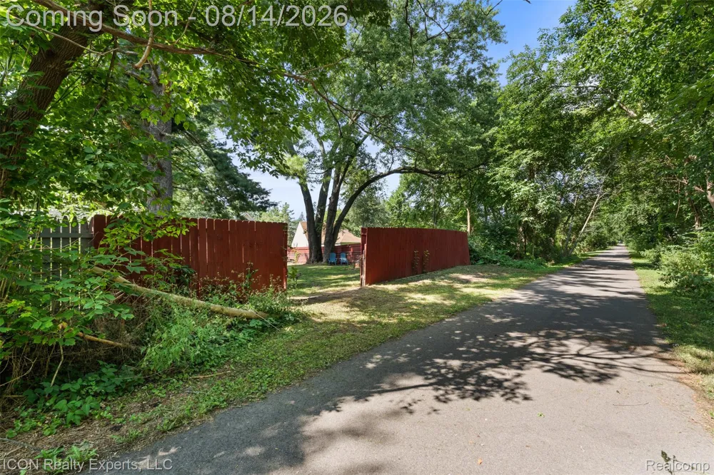 55875 Pontiac Trail Court Lyon Charter Township, MI 48165