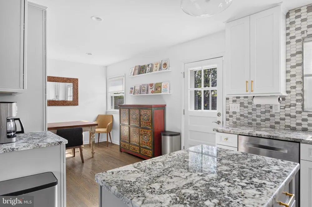 1015 WOODS PLACE Alexandria, VA 22302