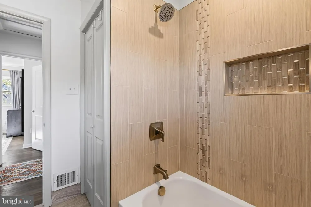 1015 WOODS PLACE Alexandria, VA 22302