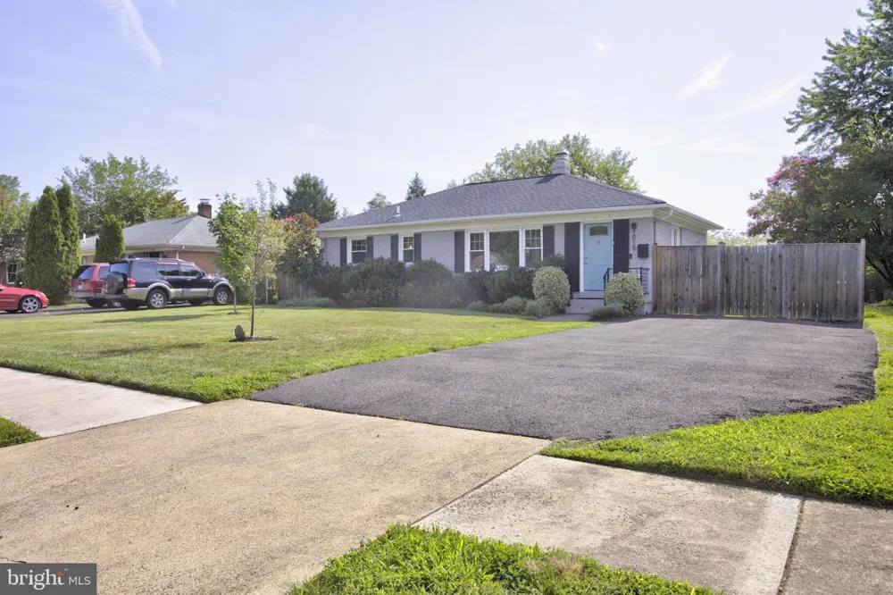 1015 WOODS PLACE Alexandria, VA 22302