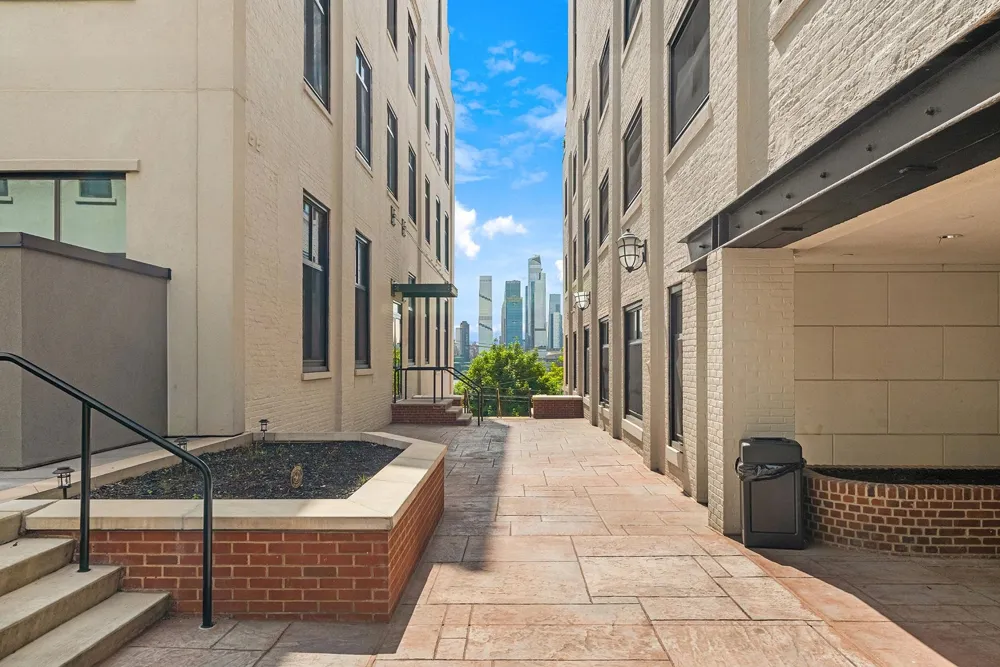 518 GREGORY AVE Weehawken, NJ 07086