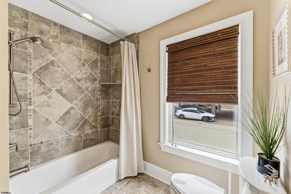 4 N Monroe Ave Margate, NJ 08402
