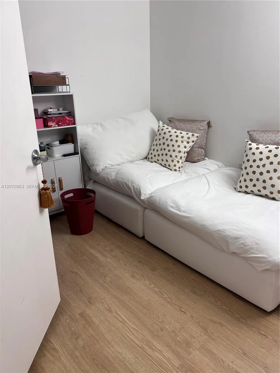 253 NE 2nd St #902 Miami, FL 33132