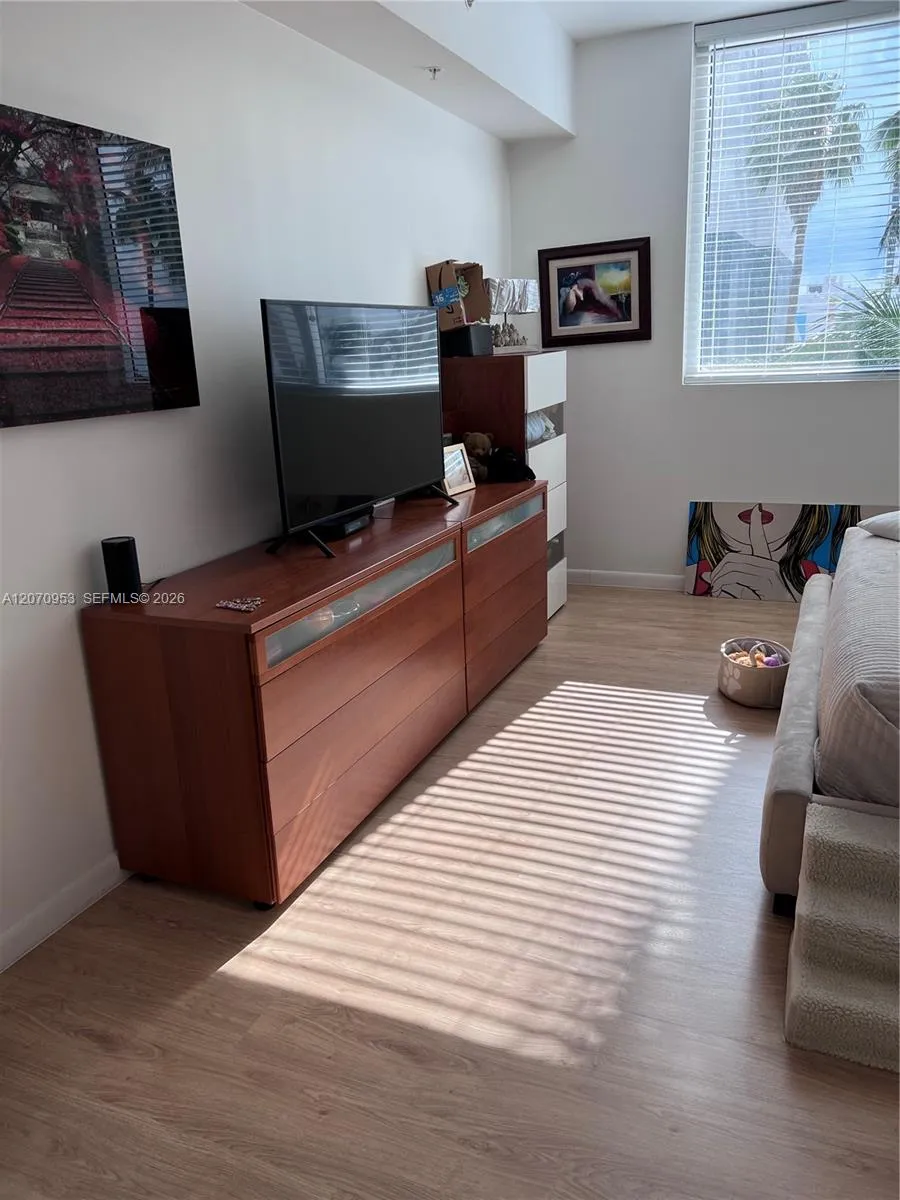 253 NE 2nd St #902 Miami, FL 33132