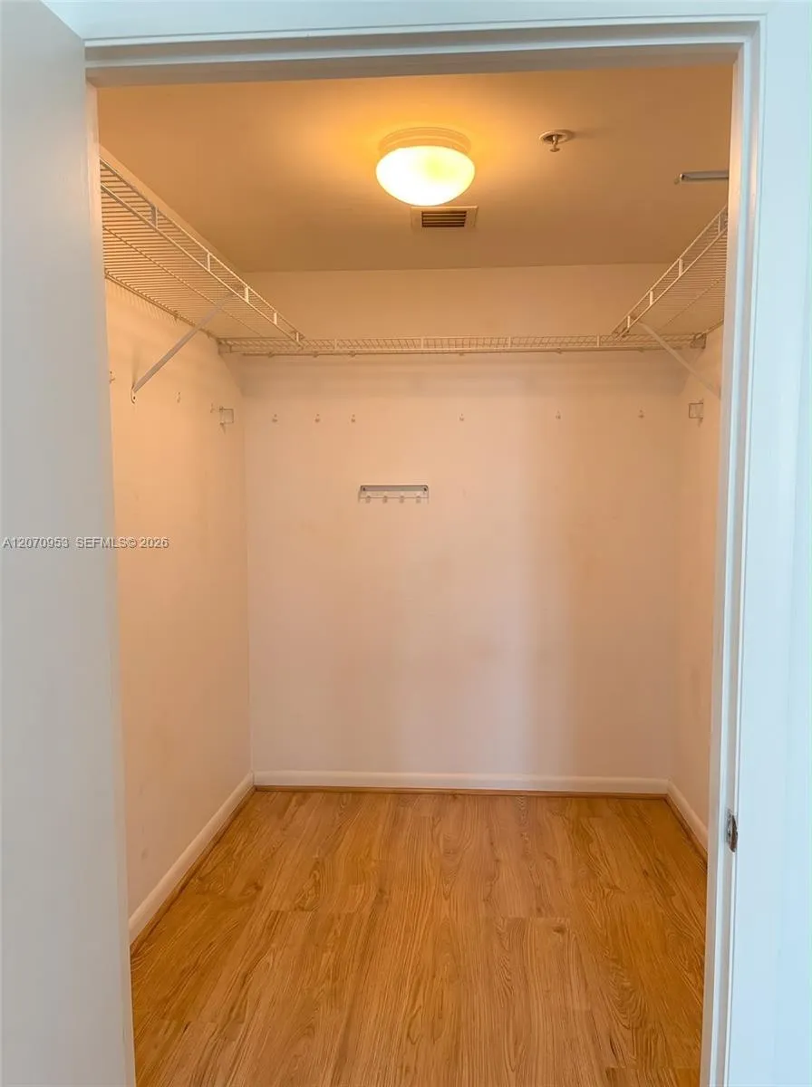 253 NE 2nd St #902 Miami, FL 33132