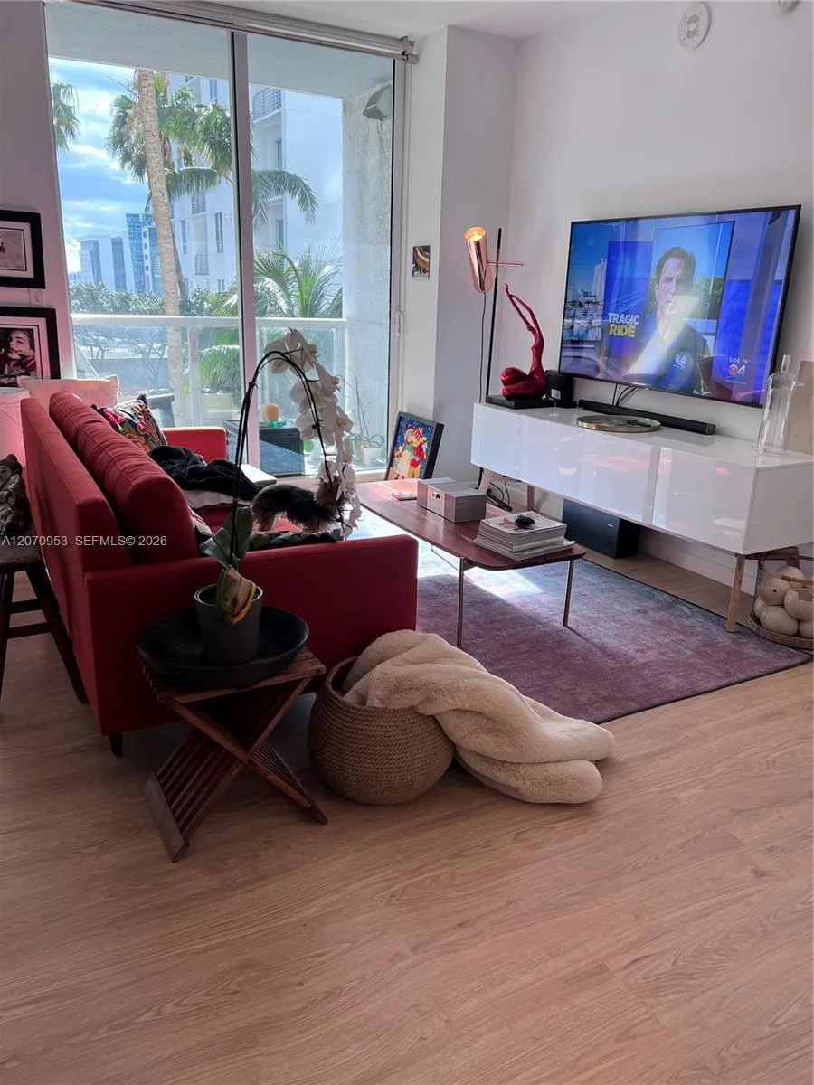 253 NE 2nd St #902 Miami, FL 33132