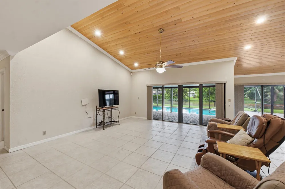 8719 NW 1ST STREET Coral Springs, FL 33071