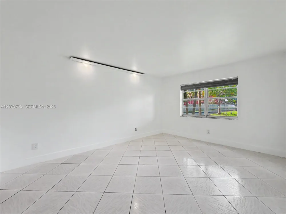 8411 NW 8th St #102 Miami, FL 33126