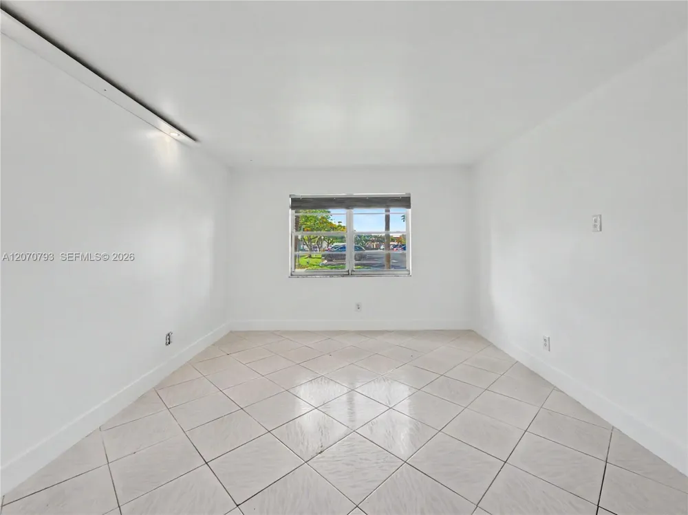 8411 NW 8th St #102 Miami, FL 33126