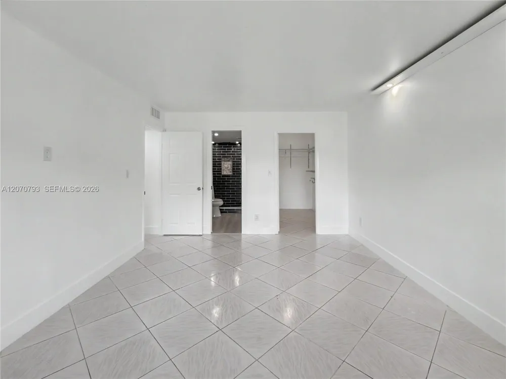 8411 NW 8th St #102 Miami, FL 33126