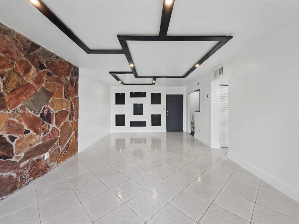 8411 NW 8th St #102 Miami, FL 33126