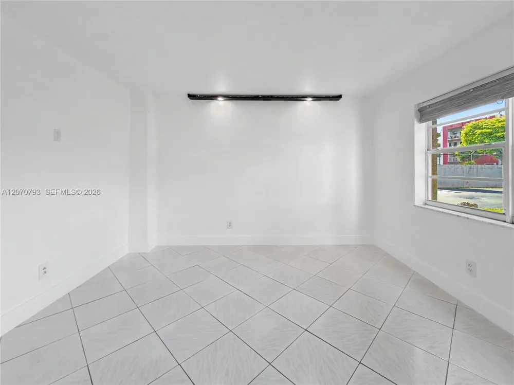 8411 NW 8th St #102 Miami, FL 33126