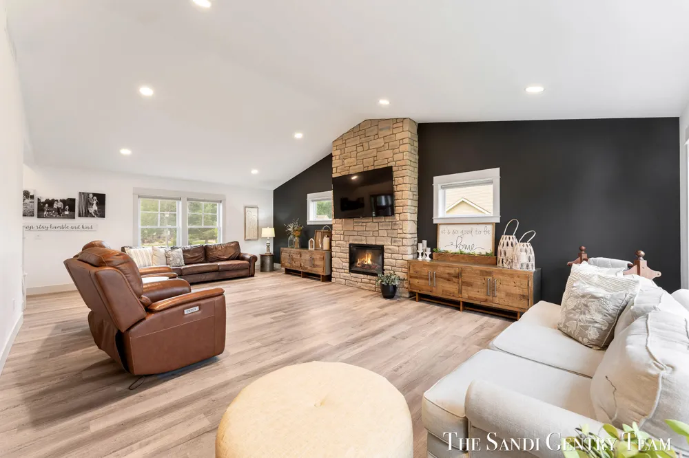 36 W Farr Road Norton Shores City, MI 49444