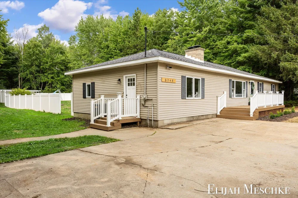 3240 E Riley Thompson Road Dalton Township, MI 49457