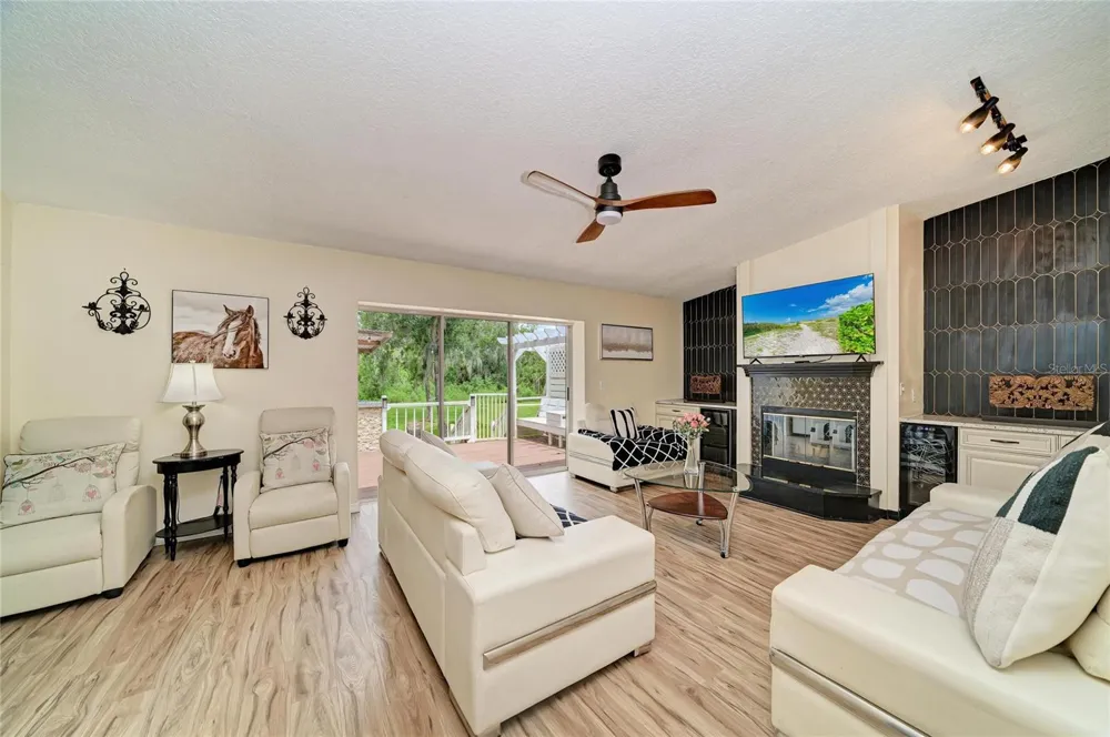 6519 28TH AVENUE E Bradenton, FL 34208