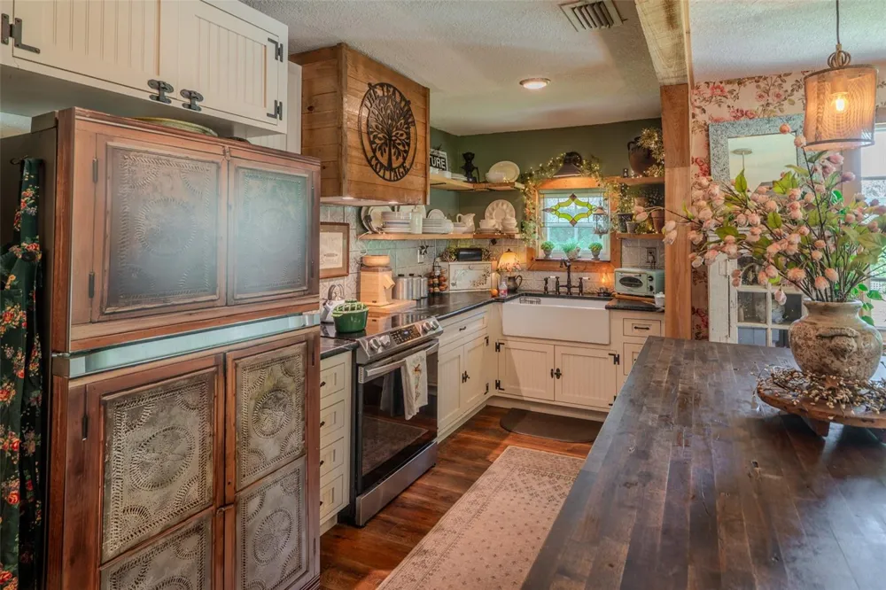 2242 CR 543 Sumterville, FL 33585