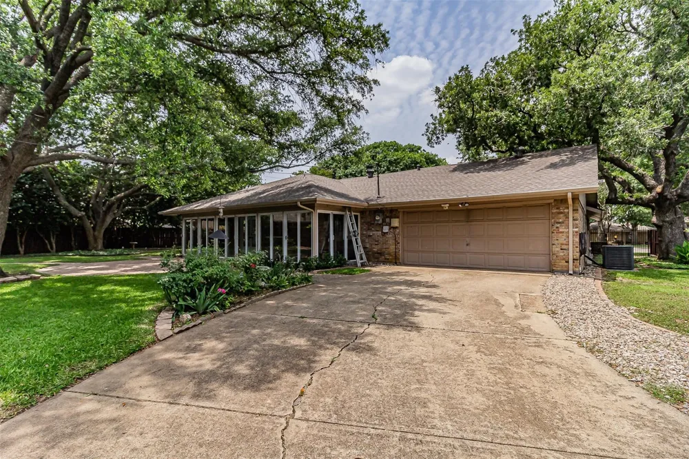 2604 Twinpost Court Irving, TX 75062
