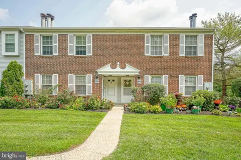 1213 HUNTINGDON MEWS