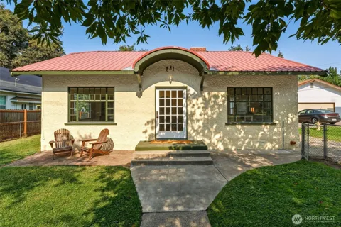 831 Valencia Street