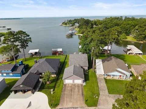 153 Lakeshore Drive